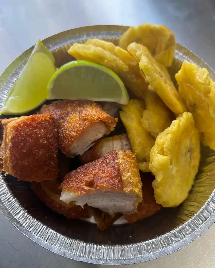 Chicharrón de Cerdo Con Tostones