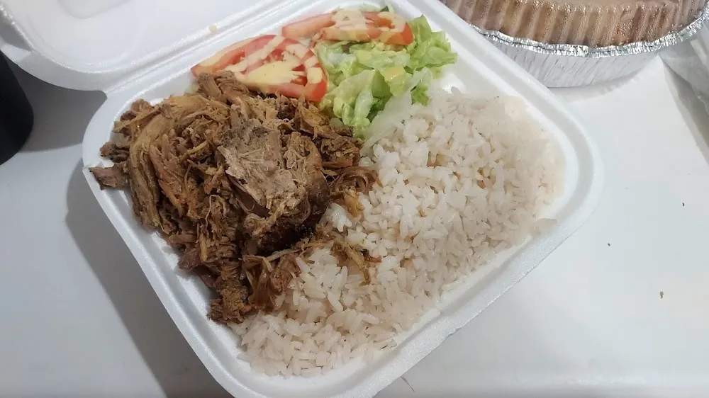 Pernil Con Arroz Blanco Y Ensalada